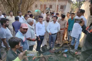 अज्ञात कारणों से लगी भीषण आग,गृहस्थी जलकर हुई राख, परिजनों में मचा कोहराम