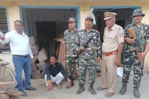 छापेमारी के दौरान शीशम के 23 बोटा व एक बोटा सागोन लकड़ी किया गया बरामद