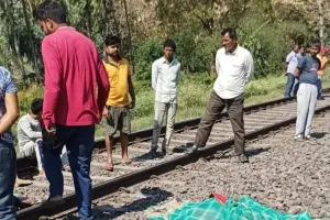 ट्रेन की चपेट में आने से विधवा महिला की मौत सूचना पर पहुंची आरपीएफ व जीआरपी पुलिस