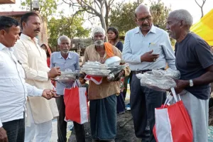 अग्नि पीड़ित परिवारों को सपा ब्लॉक अध्यक्ष गया प्रसाद यादव ने बांटी राहत सामग्री