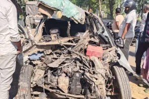 अज्ञात ट्रक ने कार को मारी टक्कर कार सवार सहित छह लोगों की मौके पर ही मौत