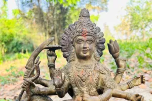 नदी मे मछली का शिकार कर रहे मछवारे के जाल मे मिला मूर्ति