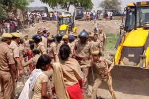 जमीन की पैमाइश के दौरान ग्रामीणों और पुलिस में झड़प 