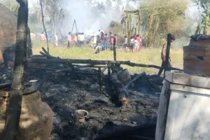 अज्ञात कारणों से लगी आग में घर गृहस्ती का सारा सामान जलकर हुआ खाक                                             