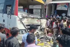 अनियंत्रित होकर डिवाइडर पर चढ़ी तेज रफ्तार बस 3 की मौत 3 घायल