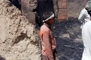 खाना बनाते समय छप्पर में लगी आग से तीन परिवारों के घर की पूरी गृहस्थी जलकर खाक