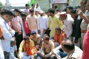 ओवरलोड मिट्टी लदे डंफर ने स्कूटी सवार रिटायर्ड शिक्षक को रौंदा, दर्दनाक मौत, आक्रोशित लोगों ने राजमार्ग किया जाम