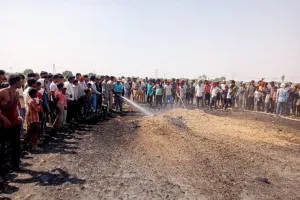 भूसा बना रही मशीन से निकली चिंगारी के कारण खेतों में लगी आग