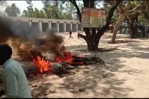 पेट्रोल भरी पिपिया लेकर भाग रहे बाइक समेत सवार धू-धू कर जले 