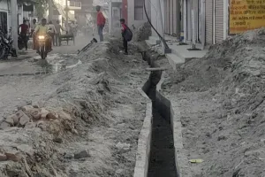 आरसीसी रोड़ में नाली निर्माण कार्य बरती जा रही लापरवाही