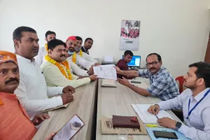 खिरौनी नगर पंचायत से चेयरमैन पद के लिए दो पार्टियों के प्रत्याशियों ने किया नामांकन