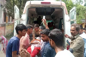 साइकिल सवार मां बेटी को तेज रफ्तार कार ने मारी टक्कर, मां की मौत व बेटी घायल