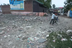 नहीं किया जा रहा स्वच्छ भारत मिशन का अनुपालन चारों तरफ लगा गंदगी का ढेर गंदगी के ढेर पर लगती बाजार