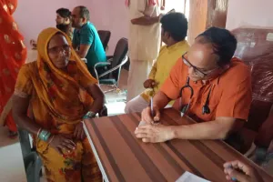 निशुल्क चिकित्सा शिविर का आयोजन:शिविर में 325 मरीज लाभांवित, मरीजों को दी दवाइयां