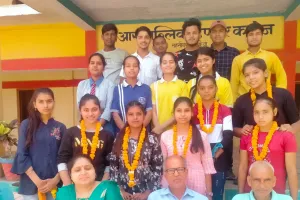 इंटर में यूपी की सूची में पांचवा स्थान पाने वाली सगुन सिंह व हाईस्कूल की नवी रैंकर चांदनी रही शामिल