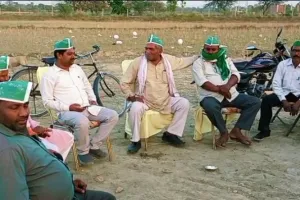 मोहम्मदपुर गांव में धरने पर बैठे नव भारतीय किसान संगठन के कार्यकर्ता 