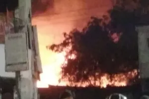 गोरखपुर मंगलवार की देर रात फर्नीचर मंडी में लगी भीषण आग,एक दर्जन दुकाने हुई खाक