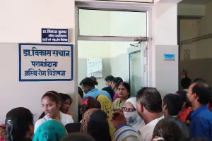 जिला अस्तपाल बना ‘दलालों’ का अड्डा, डॉक्टर की जगह खुद लिख रहे दवाईयां