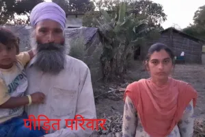 योगी सरकार में दबंगों ने गरीब परिवार को किया बेघर, जबरन कब्जा करने के लिए दिखा रहे दबंगई