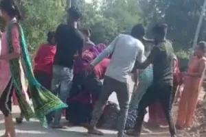 मामूली बात पर महिला की झोपड़ी में लगाई आग