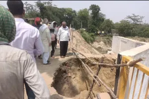 लोनिवि की घोर लापरवाही : 9 माह में दूसरी बार धंसा पिड़रा पुल का एप्रोच 