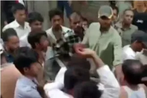 जीत के जश्न के दौरान पटाखे बजाने को लेकर पार्षद और पूर्व पार्षद आपस में भिड़े!