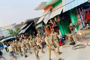 कुशीनगर : गांव गली बाजार में पैदल गस्त कर  पुलिस शांति सुरक्षा का करा रही अहसास