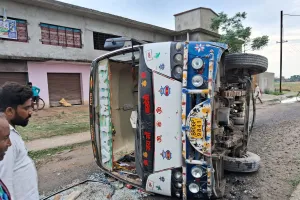 बिहार : यात्री बस पलटी एक दर्जन लोग घायल तीन की हालत गम्भीर