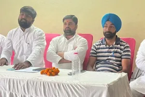 आम आदमी पार्टी ने कार्यकर्ताओं के साथ की समीक्षा बैठक