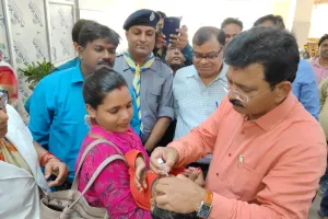 कुशीनगर  : सीएमओ ने तीन वर्ष की खुशी को पोलियों ड्रॉप पिलाकर अभियान को लगाया ड्रॉप