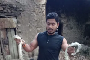 Bihar :  अजगर सांप का रेस्क्यू कर छोड़ा गया वीटीआर जंगल में