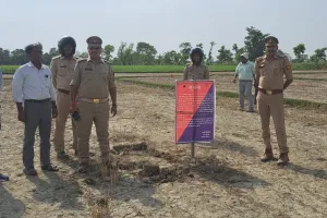 Kushinagar : ग्राम छंहू में पुलिस की बड़ी कार्यवाही ढाई करोड़ की संपत्ति किया जब्त