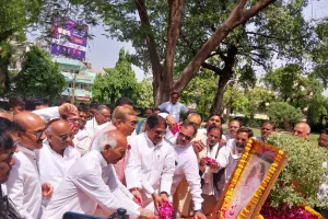 आनंद भवन परिसर में भारत रत्न स्वर्गीय  राजीव गांधी  को उनके चित्र पर कांग्रेस जनों द्वारा दी गई  श्रद्धांजलि ।