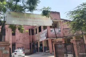 सामुदायिक स्वास्थ्य केंद्र महराजगंज में कमीशन के चलते बाहर से दवा लेने को मजबूर गरीब मरीज