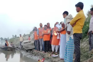 सरयू नदी पर धर्म सेवक बंधुओ ने गंगा दशहरा के अवसर पर गंगा आरती कर लोगों से सनातन धर्म को बचाने तथा विस्तार करने की अपील की