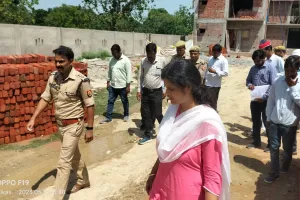 जिलाधिकारी ने थाना महराजगंज के निर्माणाधीन पुलिस चौकी चन्दापुर का किया औचक निरीक्षण