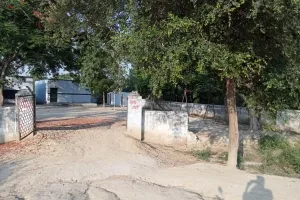 टूटे गेट वा टूटी बाउंड्री से प्राथमिक विद्यालय के बच्चे असुरक्षित