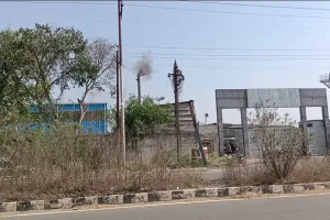 धुआं उगल रही फैक्ट्रियों पर नहीं किसी की नजर