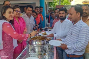 सार्वजनिक स्थलों व चौराहों पर जहां प्याऊ लगाकर राहगीरों को भीषण गर्मी में ठंडा मीठा जल पिलाया 