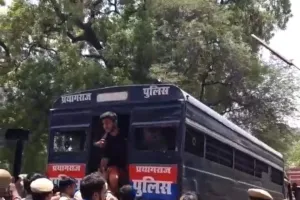 हॉलेंड हाल हॉस्टल खाली कराने के लिए पहुंची भारी फोर्स, विरोध कर रहे छात्रनेता हिरासत में