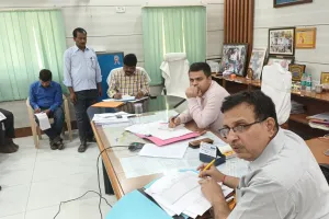 गोपालगंज के प्रभारी जिला पदाधिकारी ने पशु क्षति और फसल क्षति का मुआवजा दो दिनों में देने का दिया निर्देश।