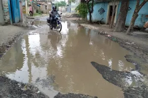 बिहार के गोपालगंज जिले के थावे प्रखंड मुख्यालय से जुड़ने वाली कई सड़कों पर जल जमाव से हो रही है परेशानी