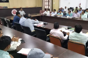 जिलाधिकारी ने अधिशाषी अधिकारी भारतगंज का वेतन रोकने के दिए निर्देश।