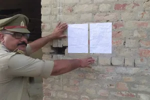 गैगस्टर एक्ट में वाछिंत नेउर उर्फ गुड्डू वनवासी के घर मुहम्मदाबाद पुलिस ने चस्पा की धारा 82 की नोटिस