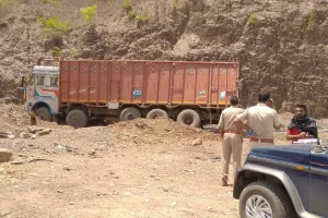 ब्रेक फेल होने से अनियंत्रित ट्रक के पहिए गढ्ढे में धंसे, पलटने से बचा ट्रक                    