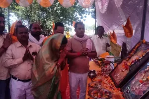 विश्व कल्याण के लिए ग्रामीणों संग विधायक ने किया हवन पूजन