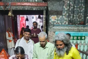 गोंडा के मंडला आयुक्त योगेश्वर राम मिश्र ने लोधेश्वर शिवलिंग पर किया जलाभिषेक