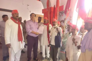 किसान मोर्चा एवं एक्टू ऑल इंडिया सेंट्रल काउंसिल आफ ट्रेड यूनियन द्वारा राष्ट्रपति को संबोधित दिया गया डीएम को ज्ञापन