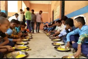 Bihar : मिड डे मील खाने से बीमार हुए बच्चों का मामला शांत होने का नहीं ले रहा नाम