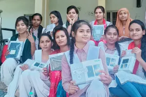 टैबलेट पाकर छात्र/छात्राएं खुशी से झूम उठे